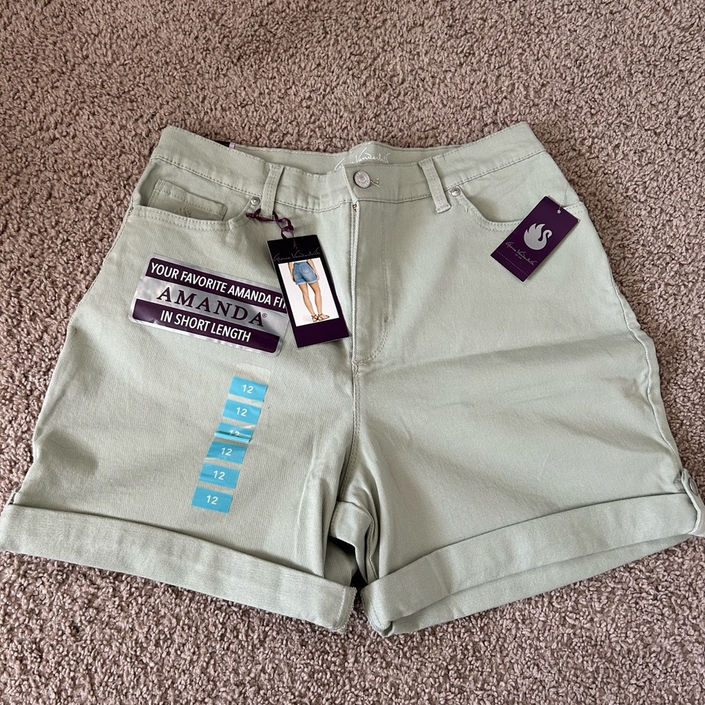 NWT Gloria Vanderbilt Amanda Green Shorts